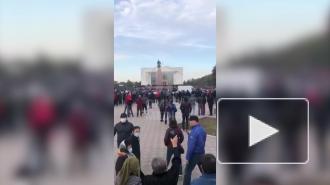 В Бишкеке начались столкновения митингующих, слышна стрельба