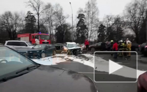 Видео: водитель Audi столкнулся с 12 машинами на Выборгском шоссе 