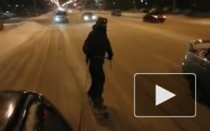 В интернете появилось видео экстремального заезда на сноубордах по улицам Новокузнецка