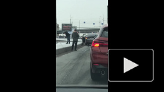 Видео: неадекватный водитель устроил ДТП с "танцами" у моста Александра Невского