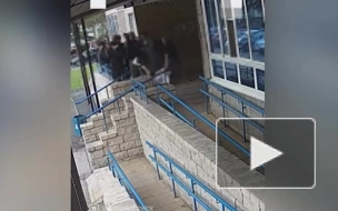 Россиянин с молотком накинулся на толпу подростков и попал на видео