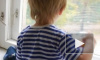 В Петербурге двухлетний ребенок выпал из окна, прислонившись к москитной сетке
