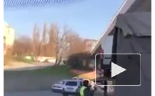 В Новороссийске под мостом застрял автовоз с фургонами