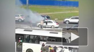 У метро "Улица Дыбенко" вспыхнуло такси. Водитель сам потушил машину