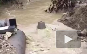 В Сочи из-за ливня смыло автомобильный мост