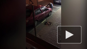 В Гродненском переулке женщина "не в себе" пыталась открыть чужие автомобили