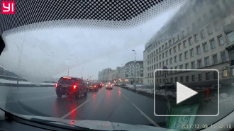 Петербургская автоледи уронила столб на иномарку