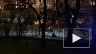 Иномарка загорелась после ДТП у школы в Пушкине
