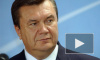 Противники подарили Януковичу на день рождения чемодан и билет