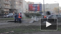 Коммунальщики не могут устранить прорыв теплосети на Варшавской улице уже несколько часов