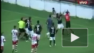 Видео: Фанат напал на игроков своей команды