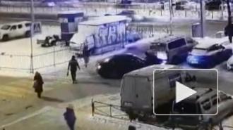 В Петербурге задержали мужчину, прокатившего на капоте полицейского