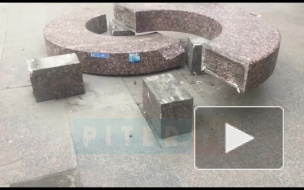 На Думской вандалы разломали гранитную скамейку