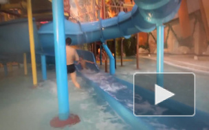 Малыша из Йемена накрыла волна в аквапарке "Питерлэнд"