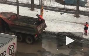В Екатеринбурге объяснили, почему рабочие уложили асфальт в лужу