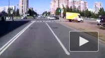 Ребенок на самокате едва не попал под машину на Искровском проспекте