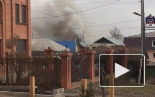 В Красноярске горел жилой дом с газовыми баллонами внутри‍