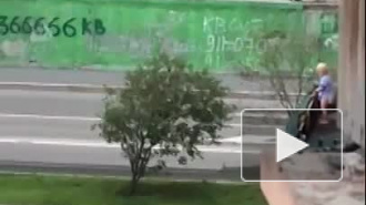 Видео: Неравнодушные жители Сургута спасли малыша, случайно вышедшего через окно на козырек подъезда