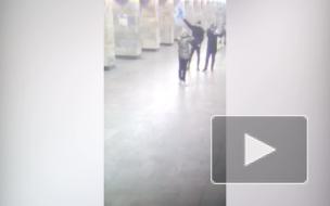 Полицейские задержали хулиганов, зажегших в метрополитене сигнальные фальшфейеры