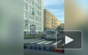 На Кондратьевском во время ДТП такси вылетело на остановку