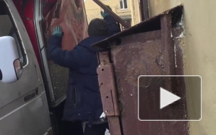 На проспекте Энгельса "Газель" протаранила козырек подъезда 