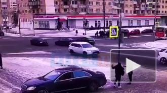 На Ветеранов водитель Mercedes избил пешехода, который сделал ему замечание