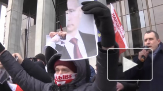 К посольству России в Минске стянулся спецназ