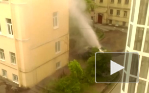 Появилось видео фонтана горячей воды в зоне прорыва на Васильевском