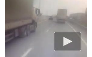 Появилось видео смертельного ДТП в Тюмени: пассажирка мотоцикла угодила под грузовик