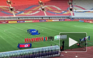 Гимны двух Корей перед футбольным матчем при пустых трибунах