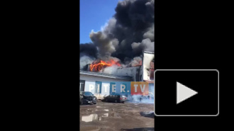 Видео: здание на Хрустальной рушится от пожара, пожарным не подойти