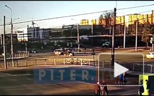 Видео: момент ДТП на перекрестке улицы Партизана Германа и проспекта Ветеранов 
