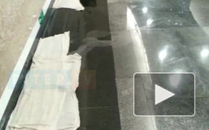 На "Дунайской" снова собирают тряпками текущую со всех щелей воду