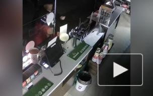 Молодая пара пробралась в закрытый кинотеатр и устроила ночь любви