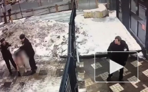 Видео: полицейские задержали наркомана-насильника в одном носке