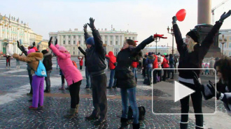 Сердце из 200 петербуржцев выстроили на Дворцовой площади