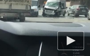 В Петербурге микроавтобус разбился об автоцистерну
