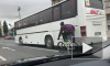 Петербургский подросток на велосипеде "прицепился" к автобусу. Видео