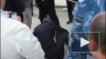 В сети появилось видео, как полицейский играет жертву ...