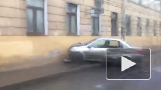 Иномарка влетела в стену жилого дома на Балтийской улице