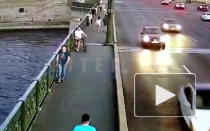 Падение мужчины с Литейного моста попало на видео
