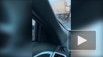 Фура перекрыла несколько полос для движения на юге Петербурга после ДТП со столбом