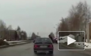 "А слона то я и не заметил": В Нижнекамске водитель задел пешехода на пустой дороге