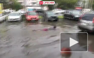Видео: в Челябинске мужчина переплыл лужу на парковке