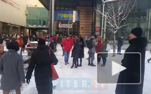 В Петербурге массово эвакуируют торговые центры и суды