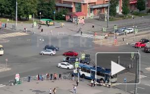 Авария на перекрестке Гражданского проспекта и проспекта Просвещения мешает проезду