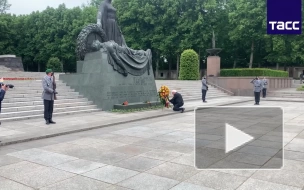 Президент Германии возложил венки на советском мемориале в Берлине