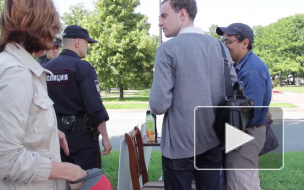 Мужчина с баклажкой боролся с трезвостью у Смольного