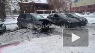 В Екатеринбурге Mercedes-Benz протаранил пять автомобилей на парковке