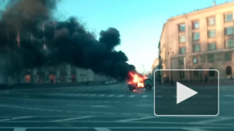 Видео: дальнобойщики в знак протеста подожгли автомобиль напротив Смольного